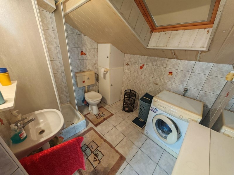 Badrum med dusch, tvättmaskin och takfönster