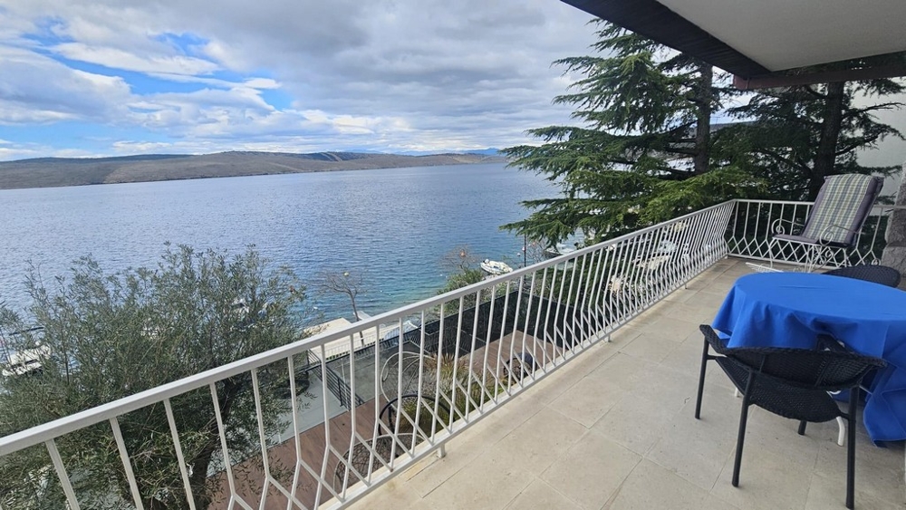 Köp en lägenhet i första raden till havet i Kroatien.