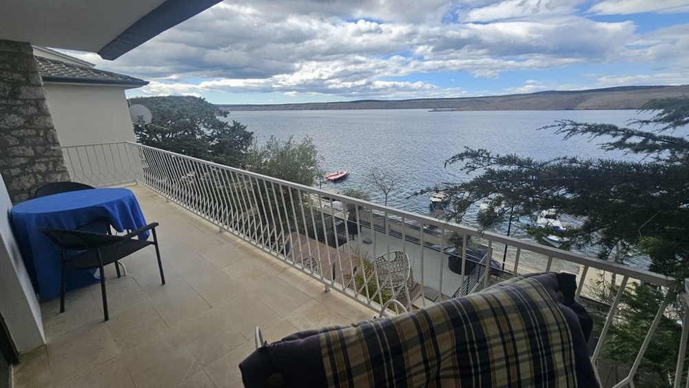 Terrass till lägenhet A3622 precis vid havet i Jadranovo, Kroatien.