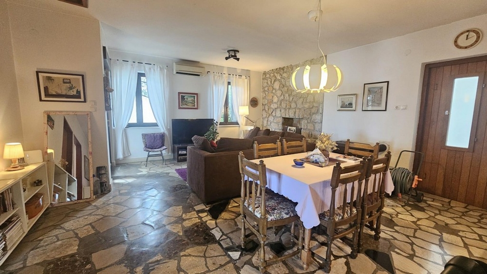 Matplats med utsikt över vardagsrummet