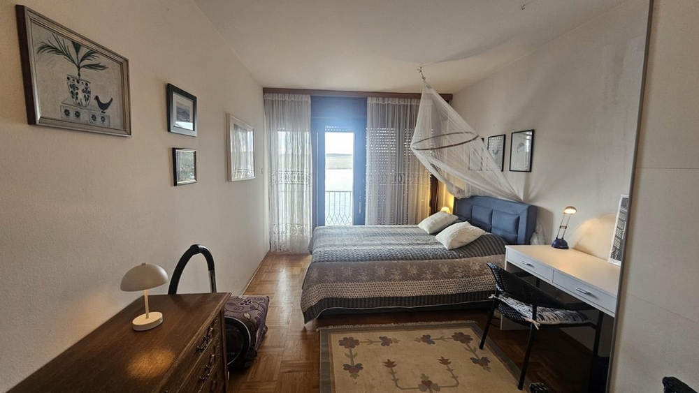 Sovrum med dubbelsäng och tillgång till balkong