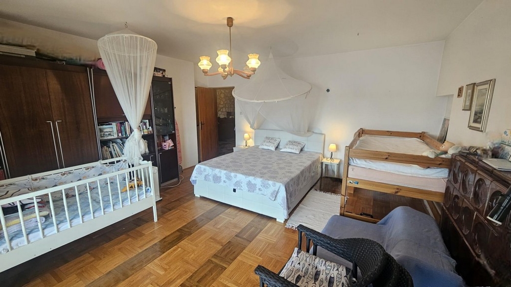 Sovrum med dubbelsäng och våningssäng