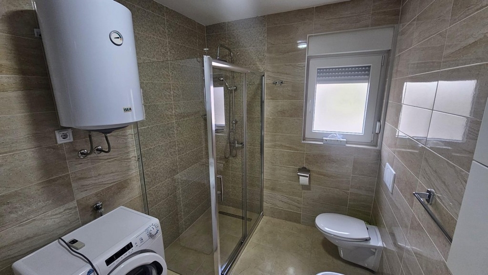 Modernt badrum med dusch