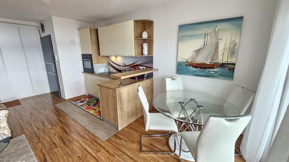 Kök med runt glasbord