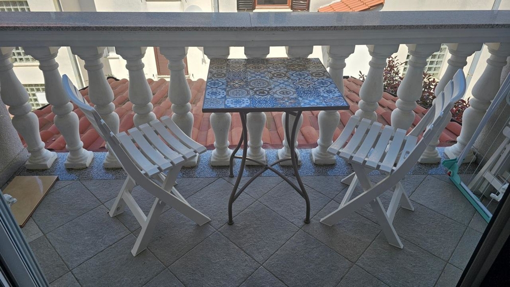 Medelhavsterrass av fastighet A3629, ön Krk.