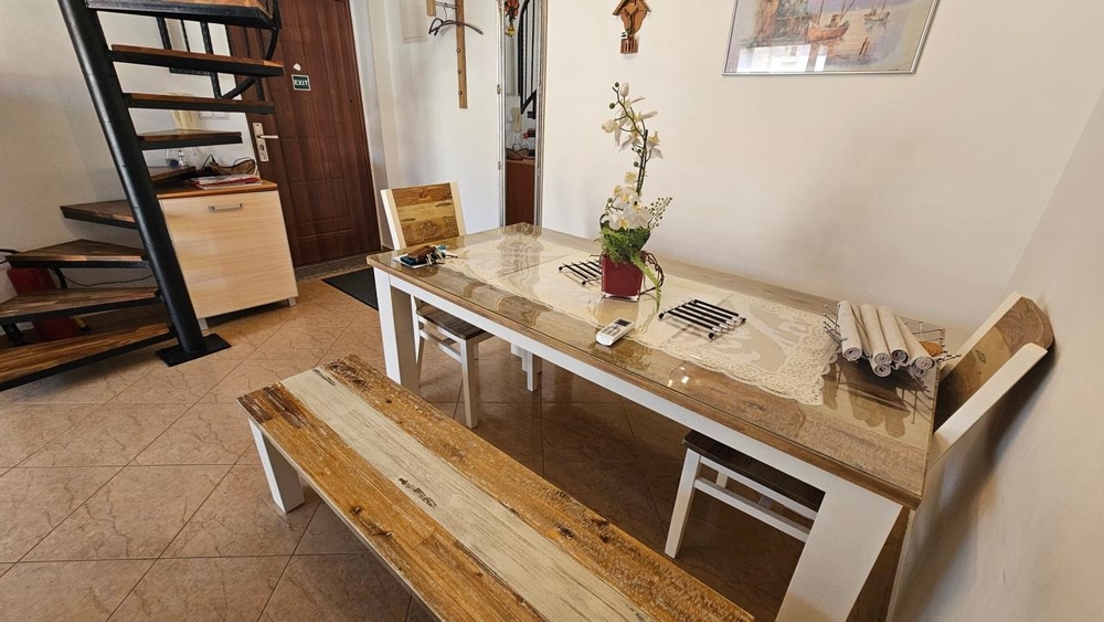 Matplats med träbord och bänk