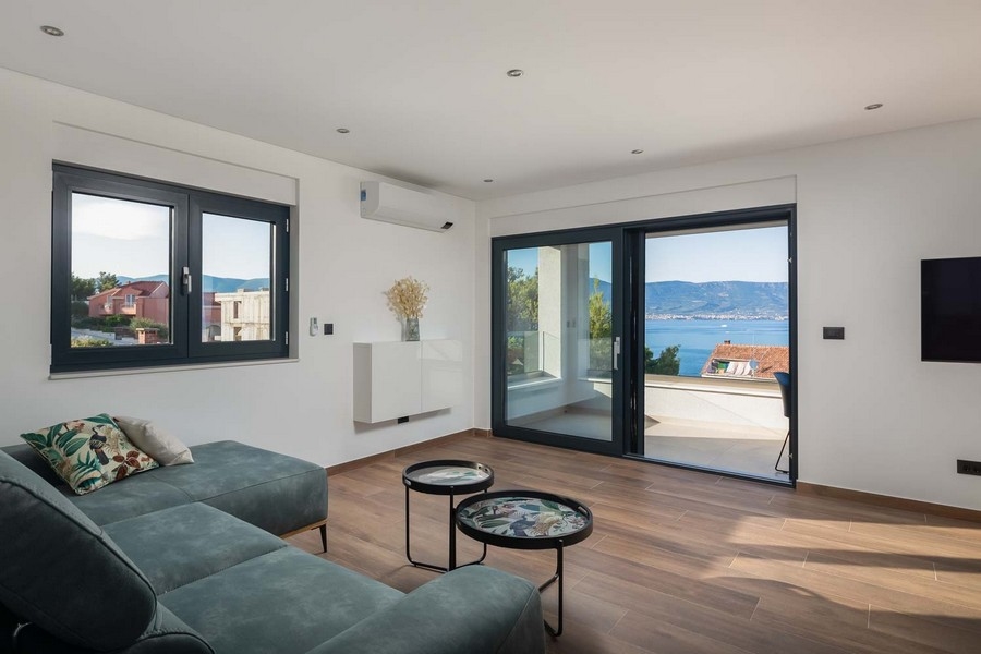 Modernt vardagsrum i takvåningen A3631 i Kroatien.