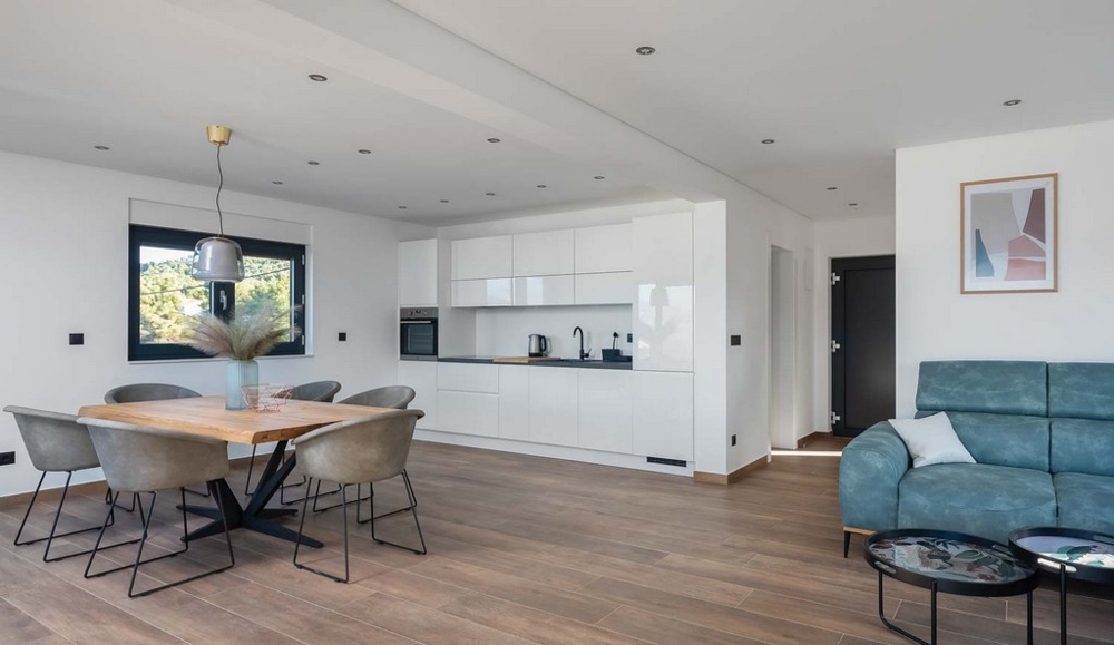 Modernt öppet vardagsrum och kök med sittgrupp