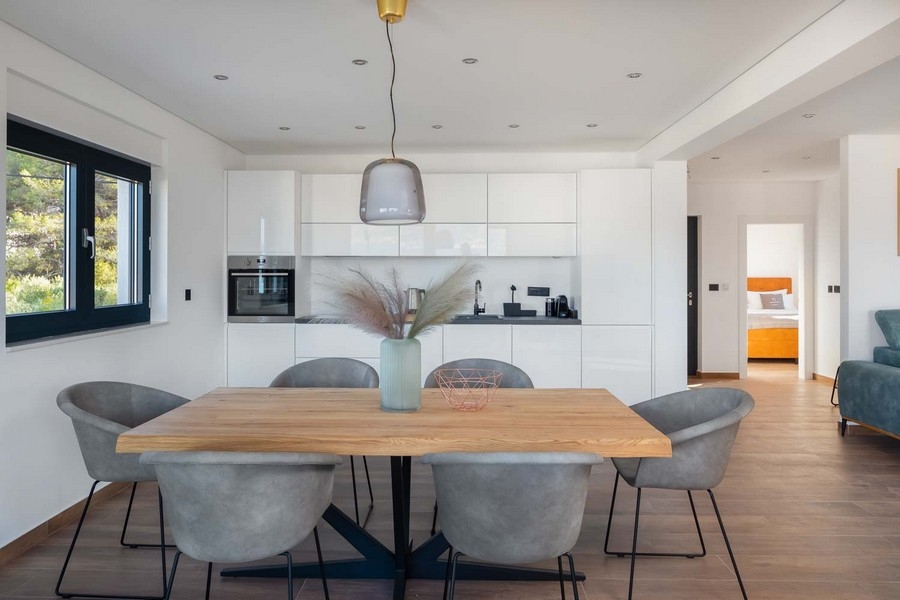 Matplats med havsutsikt genom två stora fönster