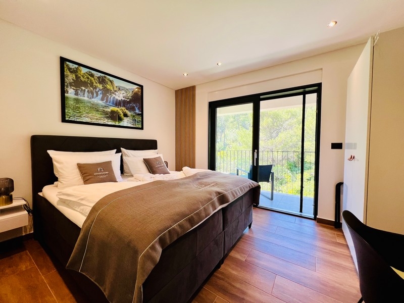 Matplats med utsikt över vardagsrum och sovrum