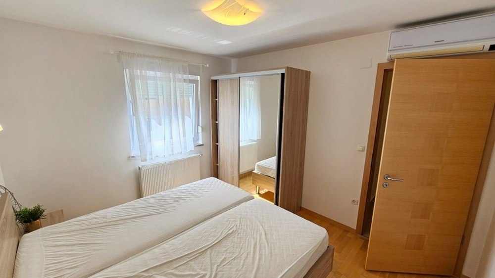 Sovrum med garderob och luftkonditionering
