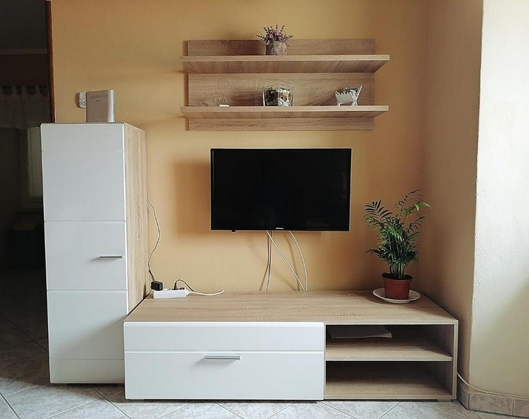 Vardagsrum med TV-vägg - Fastighet A3637.