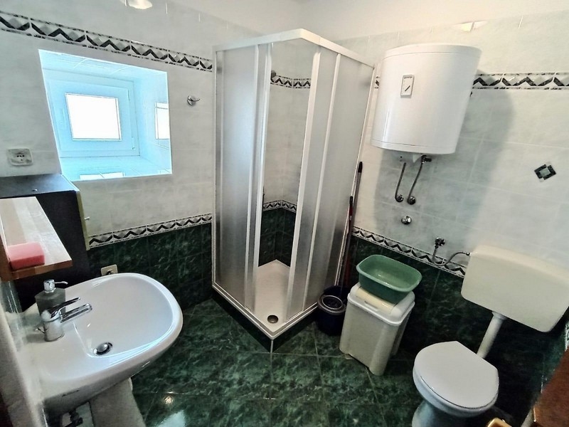 Badrum med dusch och fönster