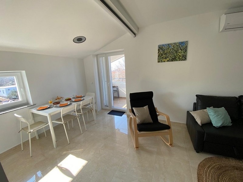 Ljust vardagsrum med utgång till altan