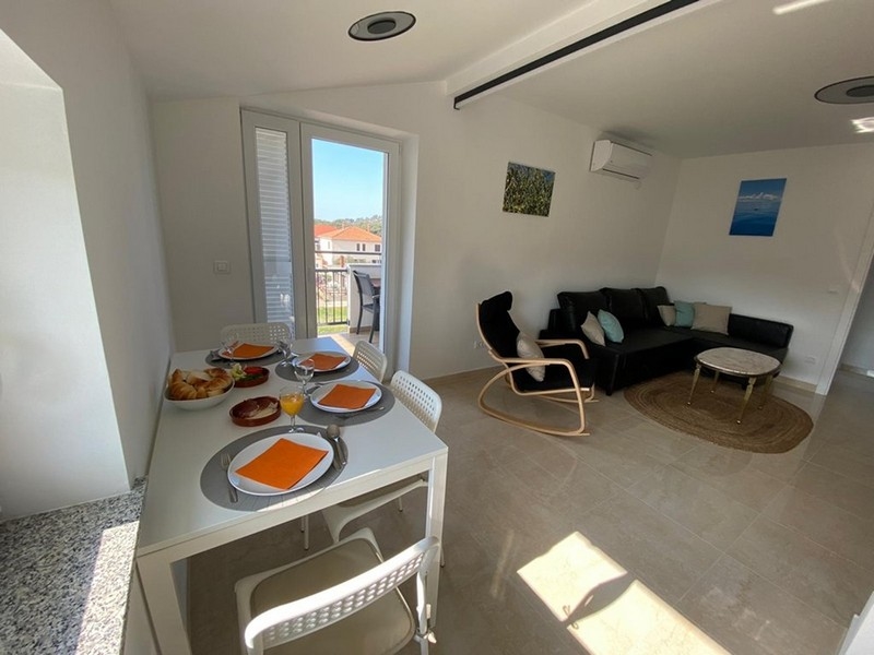 Matplats vid fönstret med dukat bord