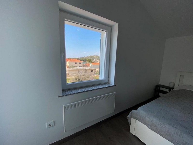 Fönstervy över närliggande hus och natur