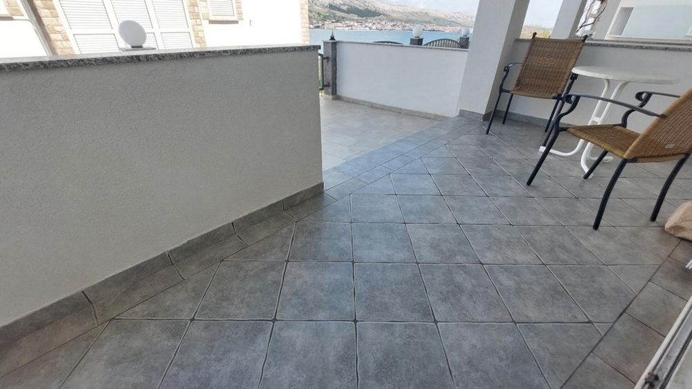 Terrass på bottenvåningen lägenhet A3640 i staden Pag i Kroatien.