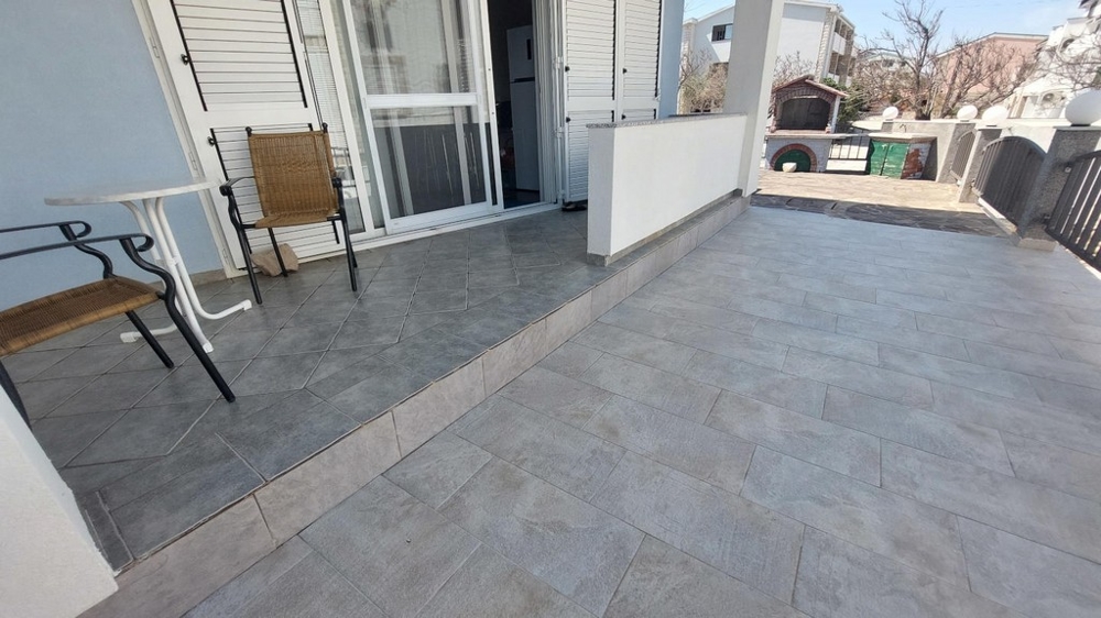 Bottenvåning med trädgård och terrass - fastighet A3640.