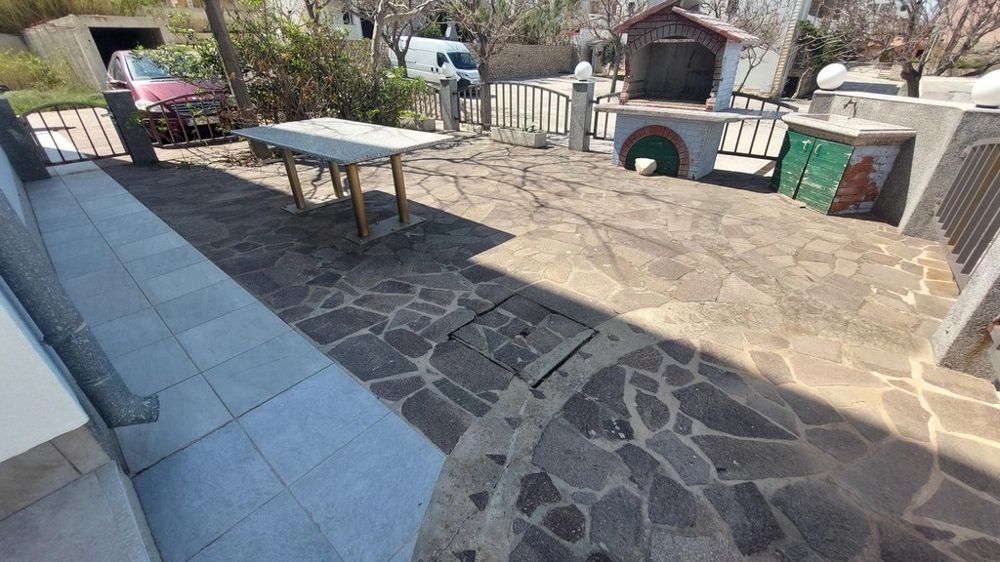 Trädgårdsområde med grill och bord