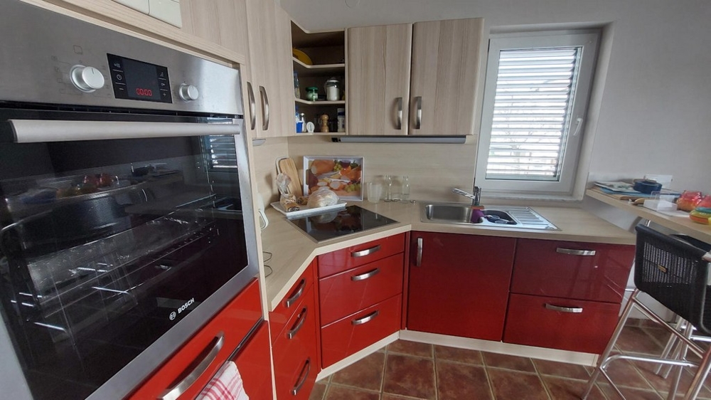 Modernt kök med inbyggda vitvaror