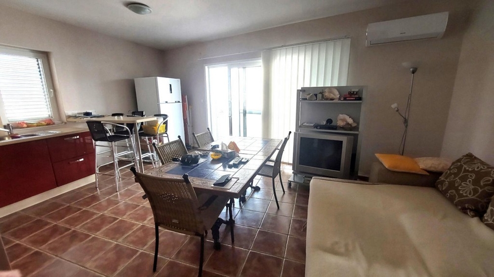 Vardagsrum med utgång till terrassen