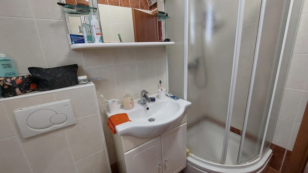 Badrum med dusch och handfat