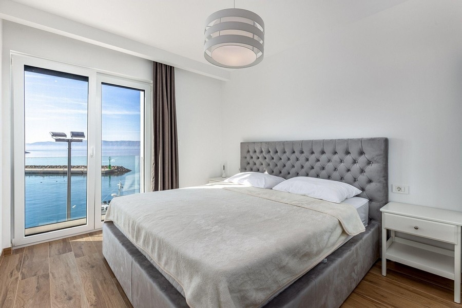 Sovrum med utsikt över hamnen