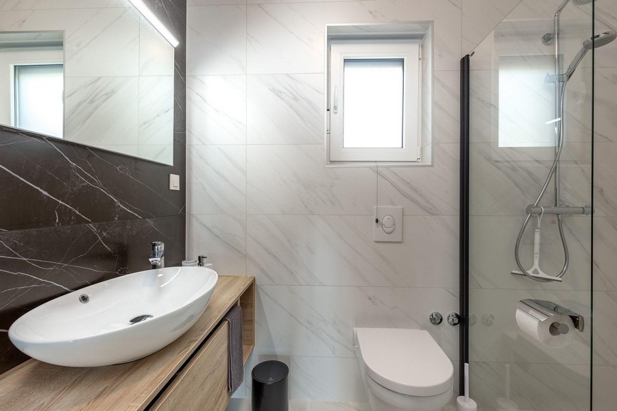 Badrum med dusch och marmorkakel