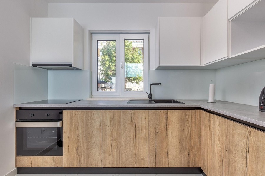 Modernt utrustat kök med trälook