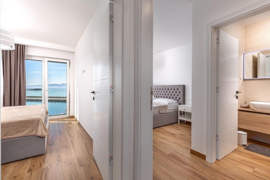 Hall med tillgång till sovrum och badrum