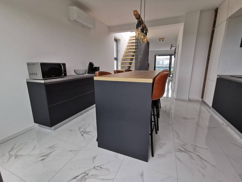 Köksdel med utsikt över trappor