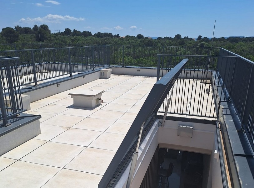 Tillgång till takterrassen på fastighet A3644 i Kroatien.