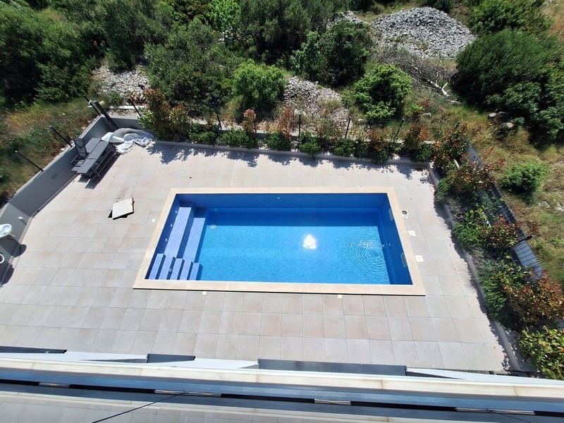 Gemensam pool med solterrass