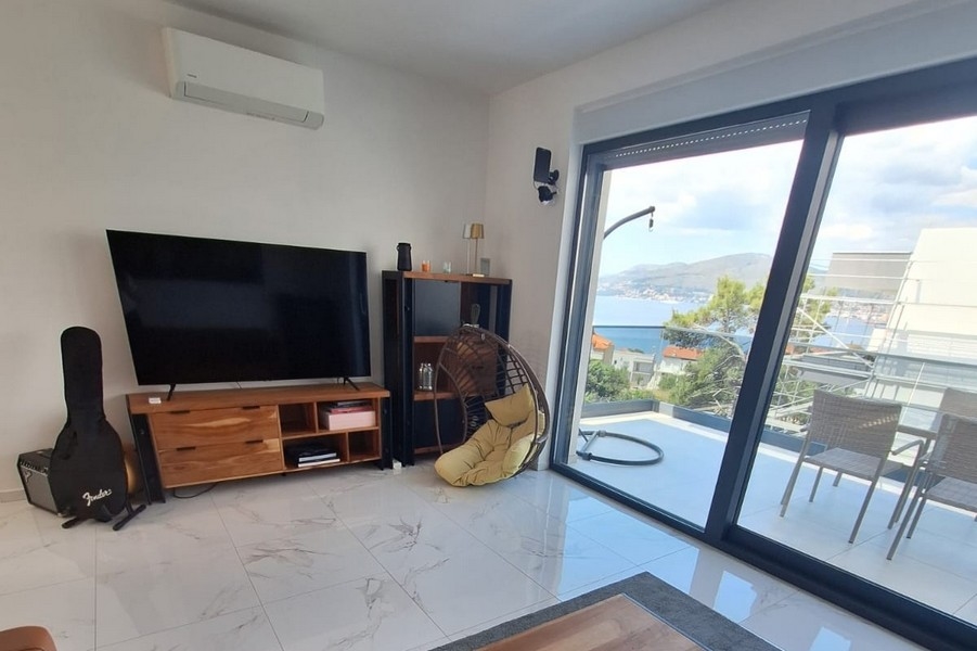 Vardagsrum med utgång till terrassen