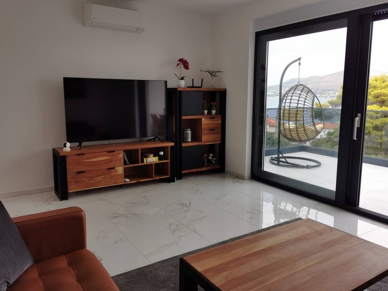 Vardagsrum med TV och havsutsikt