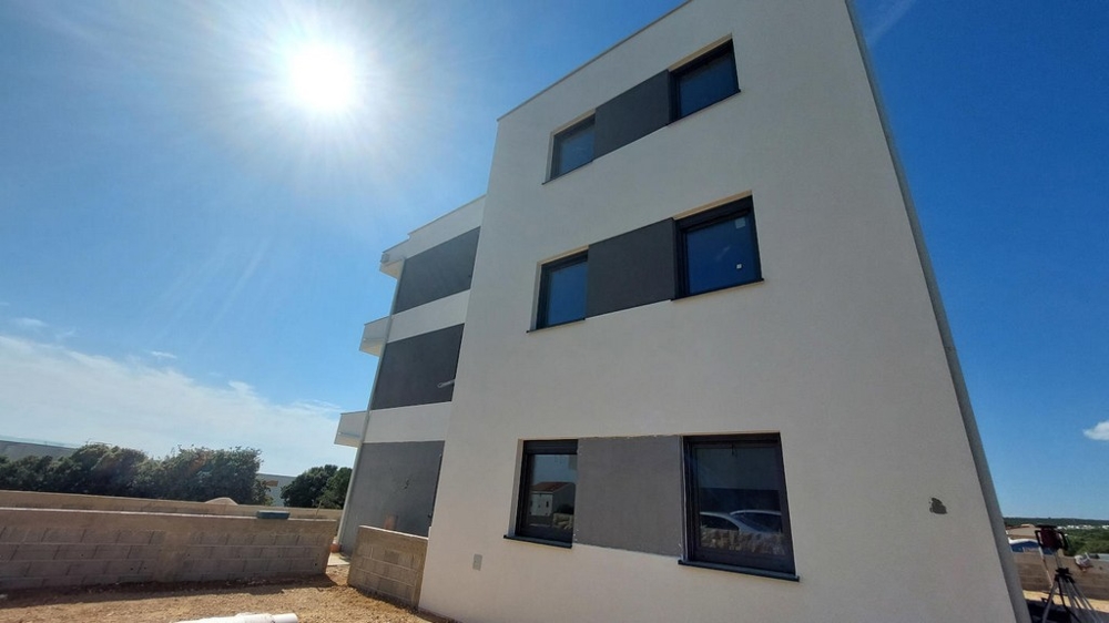 Nybyggt hyreshus med modern fasad