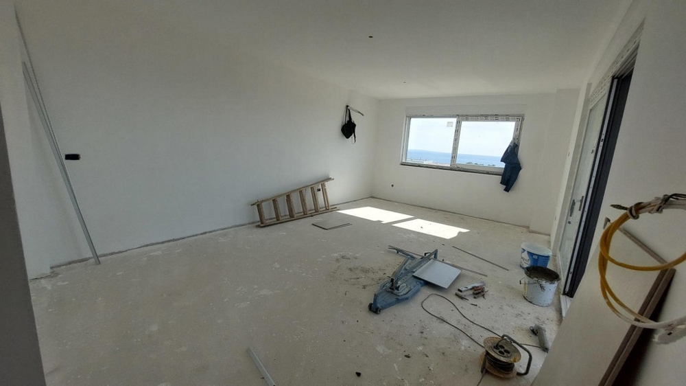 Ljust vardagsrum med havsutsikt