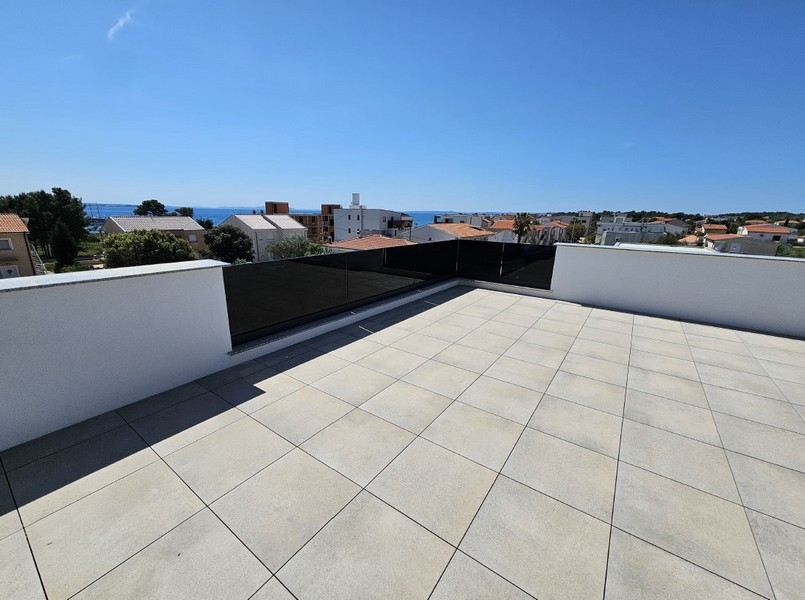 Takterrass med havsutsikt över fastighet A3647 i Kroatien.