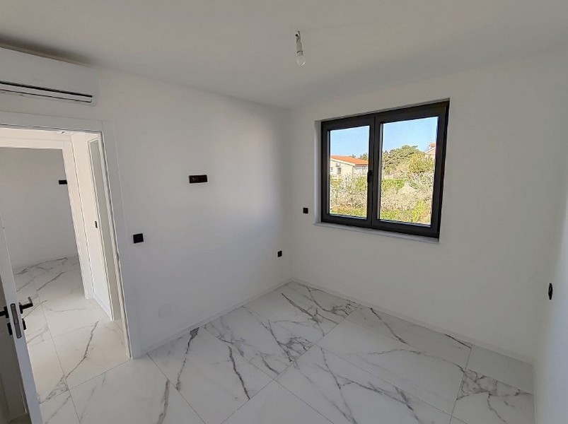 Modernt badrum med dusch och fönster