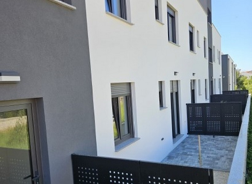 Exteriör vy av bostadskomplexet med terrass