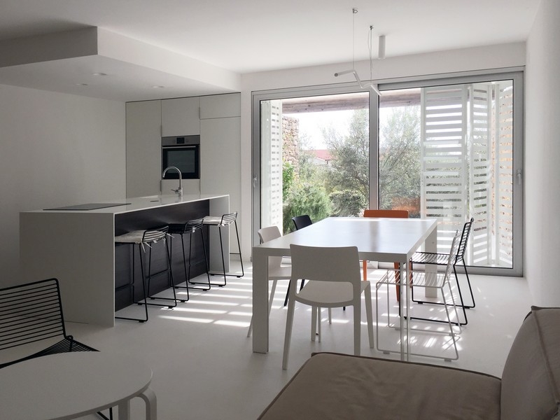 Modernt bostadsområde med fastighet A3649 på ön Krk.