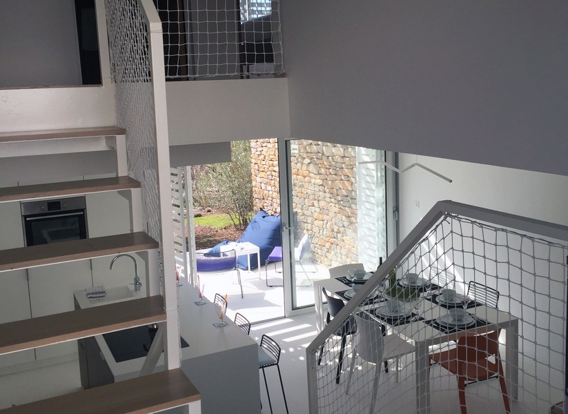 Utsikt från galleriet till vardagsrum och uteplatser