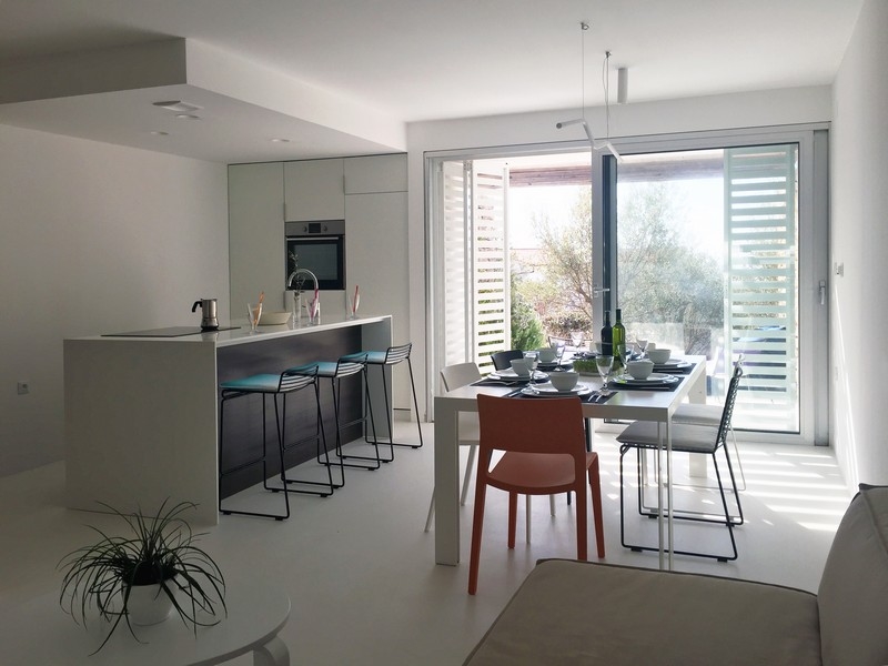 Ljust kök med bardel och matplats vid fönstret