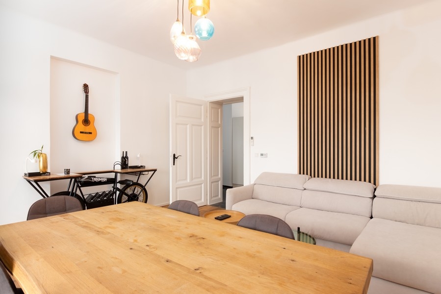 Vardagsrum med soffa, träbord och väggpanel