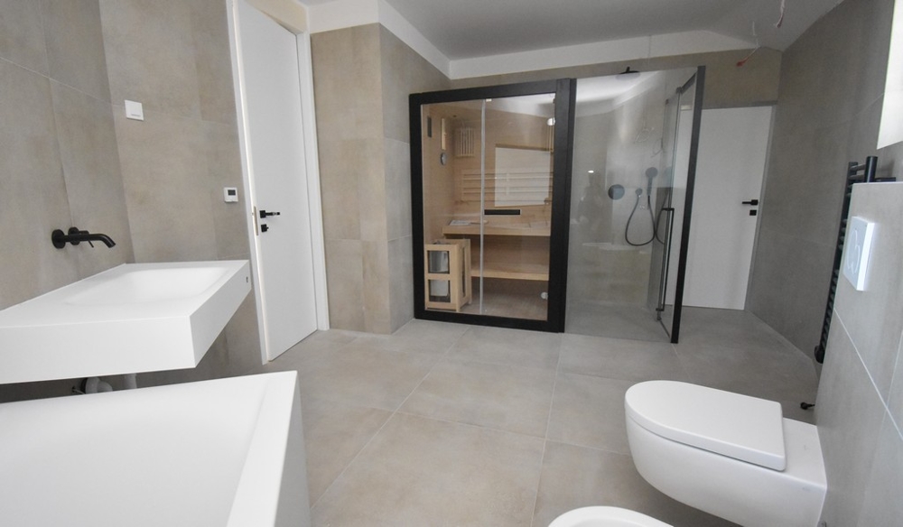 Modernt badrum med bastu och dusch