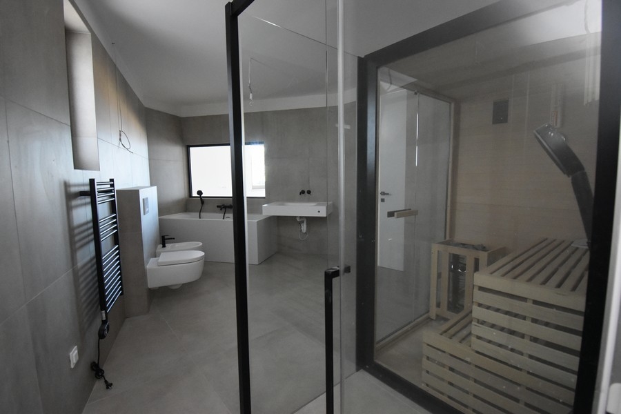 Bastu och dusch på golvnivå i badrummet