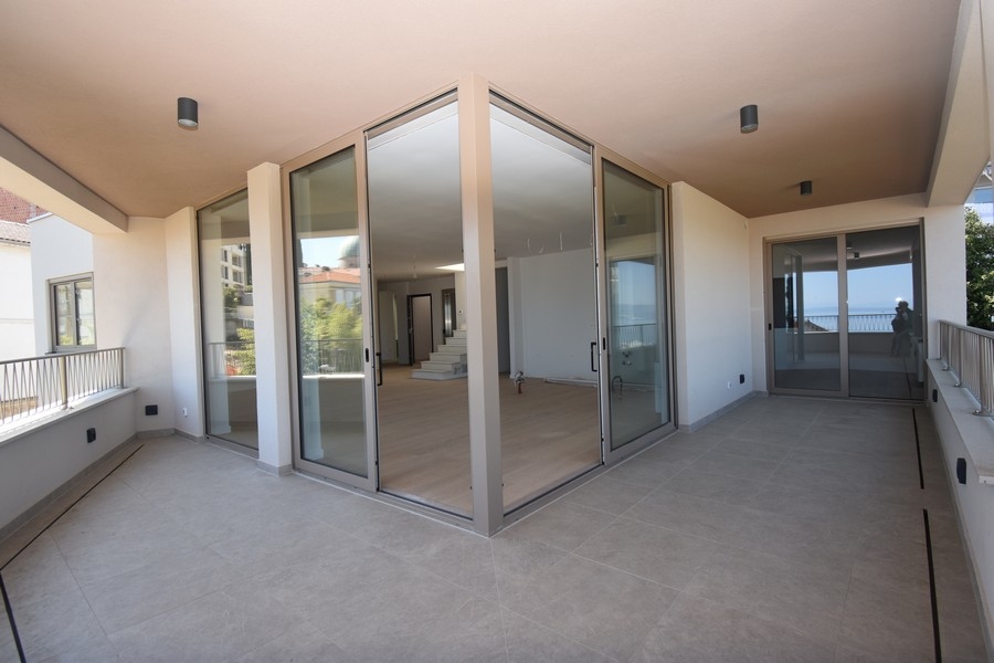 Övertäckt terrass med glasfront och tillgång till vardagsrummet