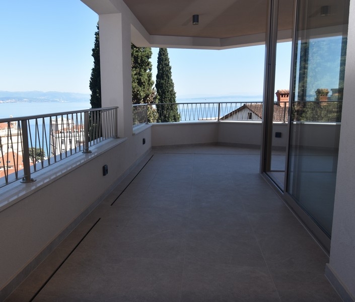 Terrass med havsutsikt och modern bröstvärn