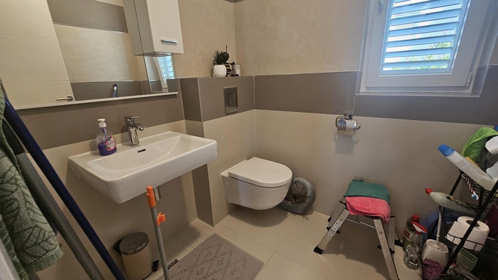 Gästtoalett med fönster