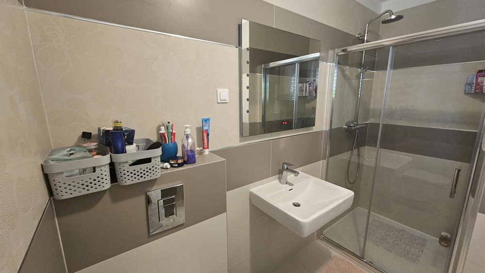 Badrum med dusch och handfat